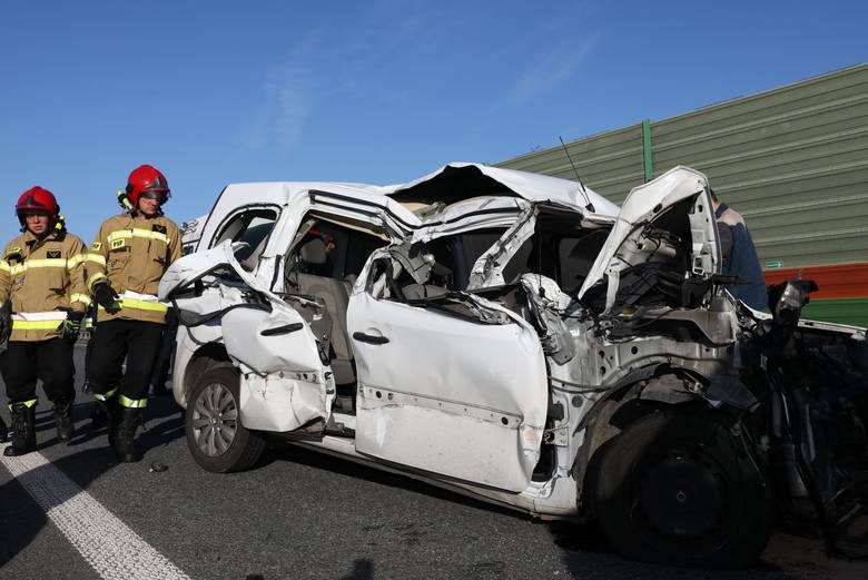 Wypadek na S8 koło Piotrkowa. Ofiara zderzenia zabrana ...