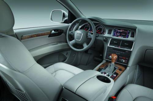 Fot. Audi: Wnętrze przypomina inne modele Audi. W Q7 jest nie tylko elegancko, ale i funkcjonalnie.