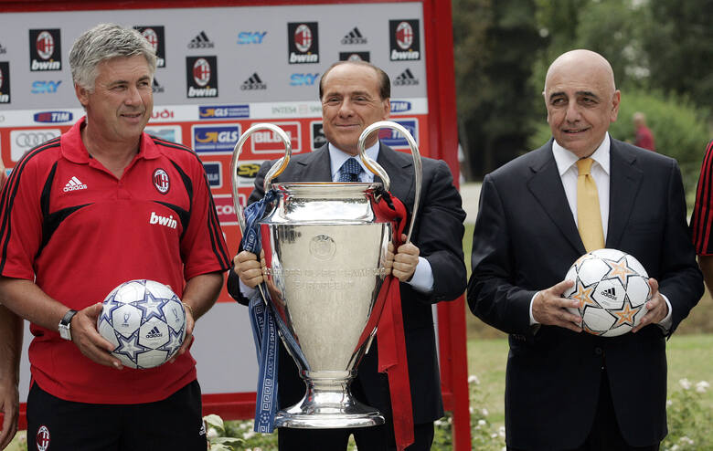 Silvio Berlusconi z „Uszami” Ligi Mistrzów wraz z piłkarzem i późniejszym trenerem Milanu Carlo Ancelottim (z lewej) i swoim consigliere Adriano Gallianim