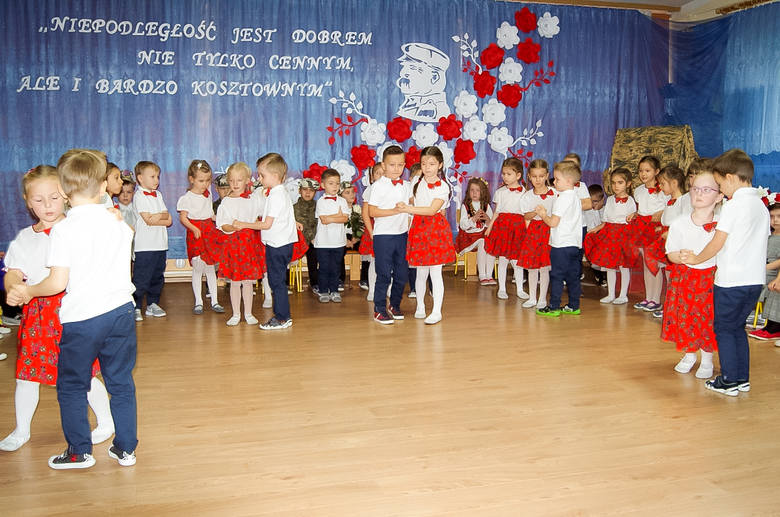 Maluchy z Publicznego Przedszkola numer 1 "Pod Topolą" w Kozienicach przedstawiły montaż słowno-muzyczny.
