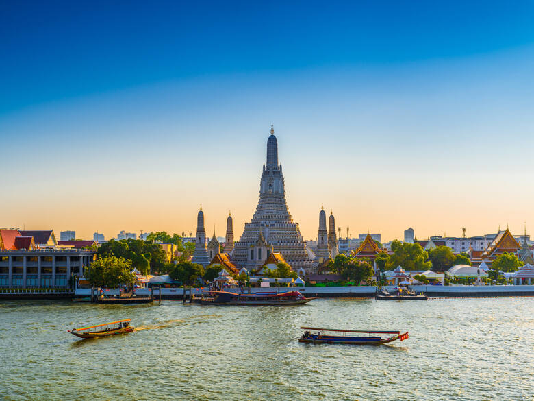 Bangkok, stolica Tajlandii, stoi wysoko w rankingu miast idealnych do pracy zdalnej. Nie jest jednak bardzo tani, ale w Tajlandii można znaleźć też inne