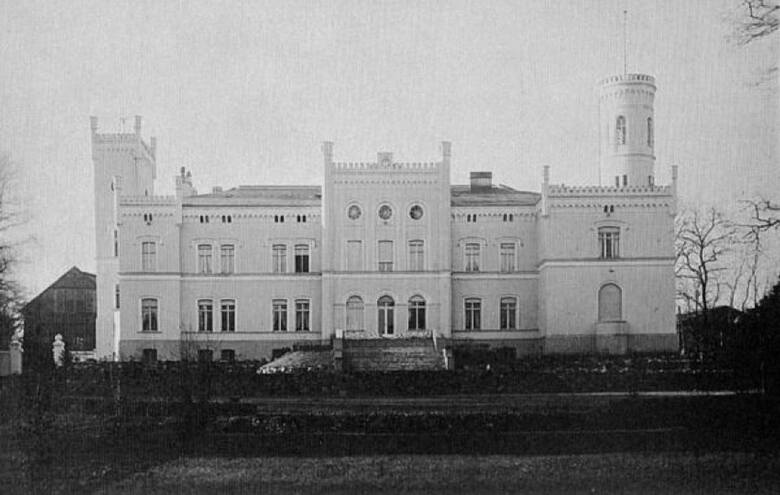 Biały pałac w stylistyce angielskiego neogotyku pod koniec wojny, kiedy zaczęły się alianckie bombardowania, przybrał barwy ochronne 