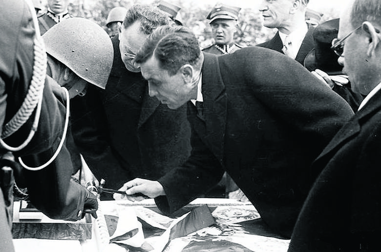 Prezydent Mieczysław Kaplicki (w środku) podczas ceremonii wręczenia sztandarów oddzialom artylerii OK Krakowskiego i Przemyskiego
