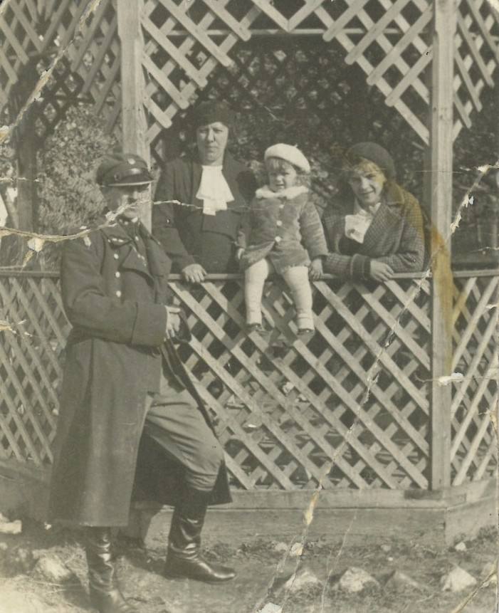 Komendant Oddziału Z.S. Łuck­Zamek, Jan Marcinkowski, wraz z rodziną na przystani w Łucku.<br /> 