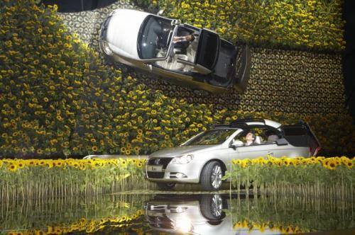 Fot. IAA: VW Eos na zainscenizowanym polu słoneczników. Robi wrażenie!