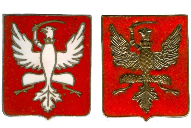 Emblematy wykonane z metalu i pokryte emalią. Wprowadzono je  na krótko przed wybuchem  II wojny światowej