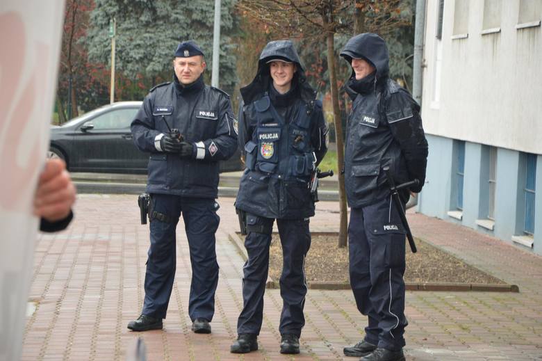 Pikieta pod Komendą Powiatową Policji w Łowiczu [ZDJĘCIA]