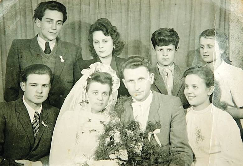 Żagań 1949. Ślub Stanisławy Pucher z Władysławem Krukiem. Obok pary siedzą Aniela i Władek, stoją Janek i Weronika.