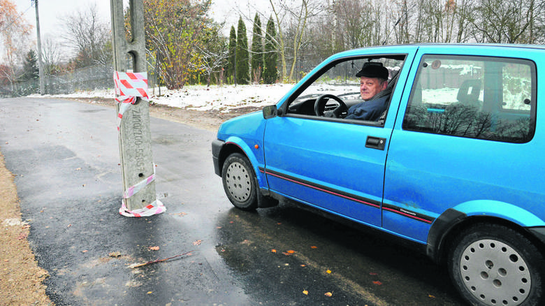 Absurd. Słup na środku drogi - plus.nowiny24.pl
