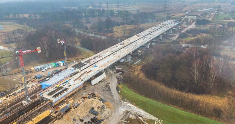 Tak na początku 2024 roku wygląda budowa obwodnicy Oświęcimia do drogi S1. Na zdjęciu budowa mostu nad Wisłą