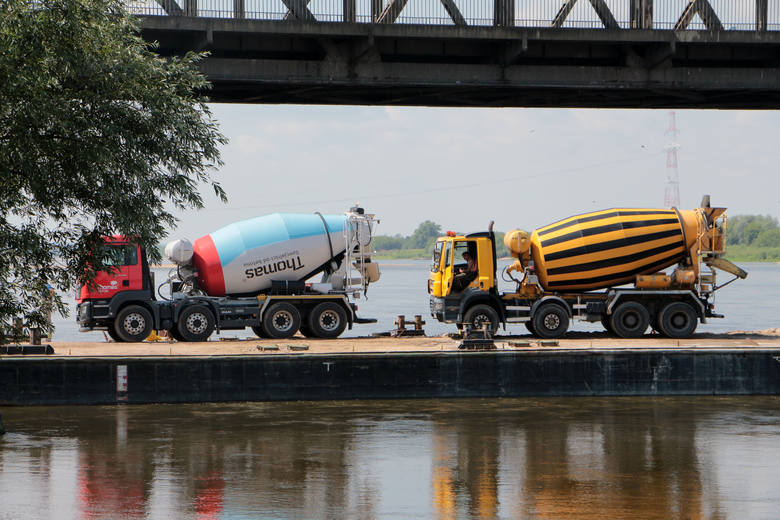Ciężarówki z betonem są transportowane przez rzeczne barki. Teraz stan wody w Wiśle na to pozwala. Roboty związane z odnową podpór mostu rozpoczęto już w minionym roku. 