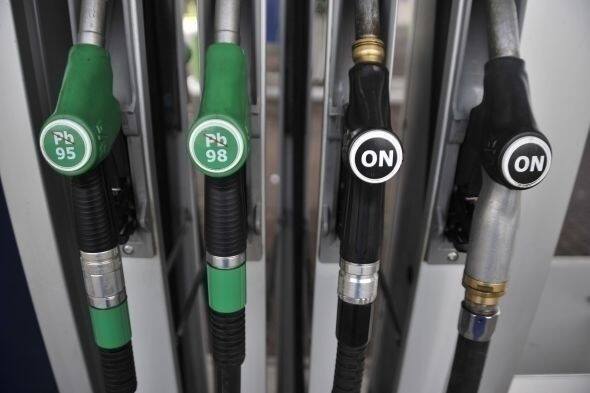 Na hurtowym rynku paliw znów mamy do czynienia z obniżkami. Krajowe rafinerie oferują do sprzedaży benzynę w cenie oscylującej wokół tegorocznego minimum.
