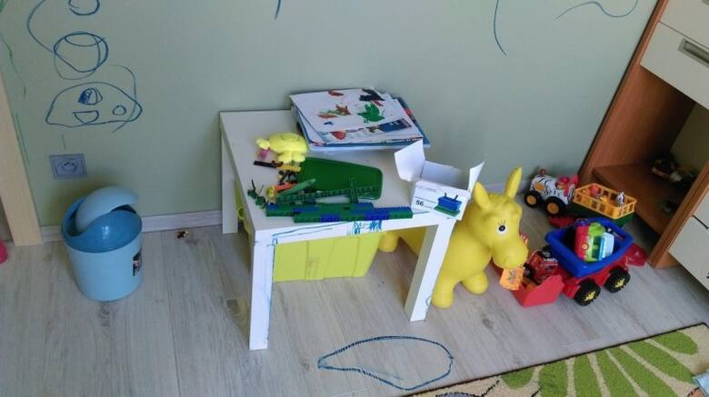 Pomalowane podłogi, meble czy ściany to efekt kilkuminutowej zabawy dziecka.