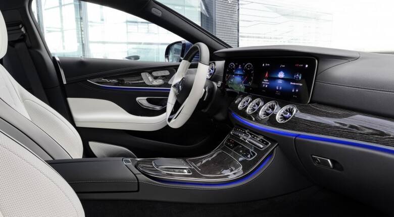 Mercedes-Benz CLS Mercedes-Benz CLS stanie na linii startu z „ostrzejszym” designem. Dynamikę czterodrzwiowego coupé podkreśla zwłaszcza przedni pas