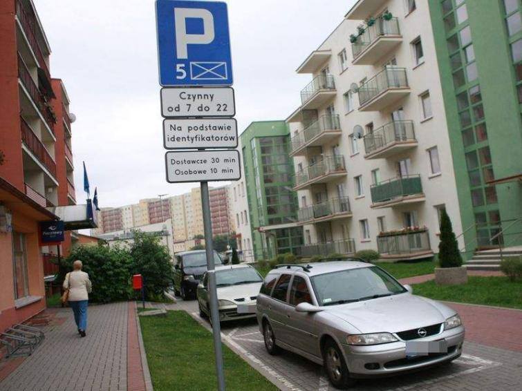 Czytelnicy skarżą się na kierowców zastawiających drogę na Frąckowskiego w Słupsku