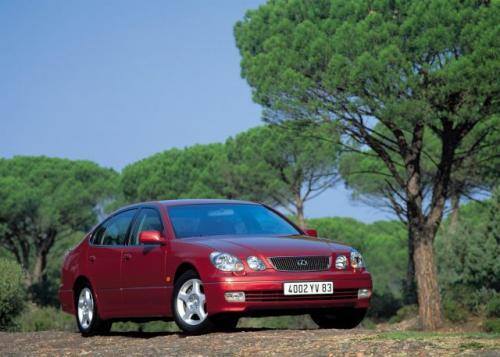 Fot. Lexus: Lexus GS 300 z 1998 r. nabiera wyrazu i...