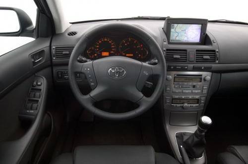 Fot. Toyota: Wnętrze pojazdu wykonane jest solidnie z materiałów przyzwoitej jakości.
