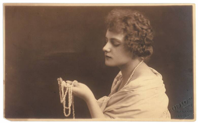 Portret kobiety z perłami z atelier „Foto Studio” Ignacego (Izaaka) Pretzla przy ul. Floriańskiej 31, lata 30. XX w. 
