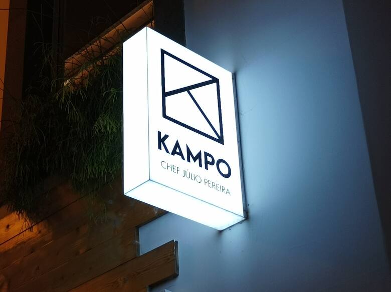 Restauracja Kampo w Funchal specjalizuje się w mięsach. Podali nam tam słodkie pączki z nadzieniem z ostrych kiełbasek. Podobno to pomysł Niemców i trudno