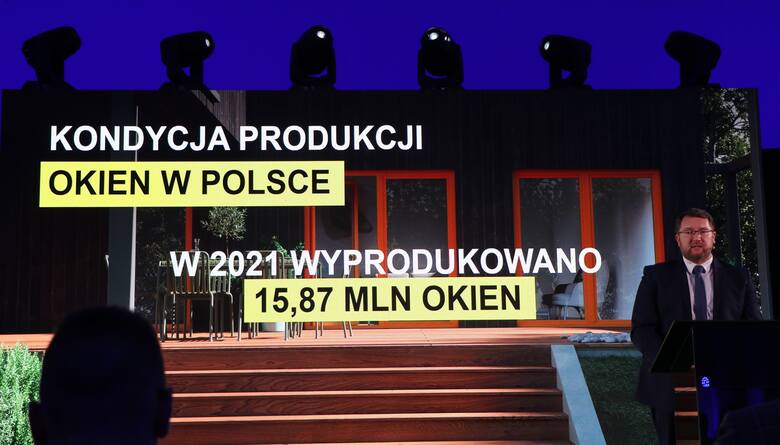 Wspomnieć też warto i o tym, że w 2021 roku polskie firmy wyeksportowały za granicę ponad 9 milionów z 16 milionów wyprodukowanych okien