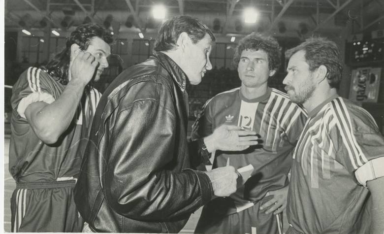 Na początku lat 90. trenerem Stilonu był mistrz olimpijski z Meksyku, Rosjanin Walery Krawczenko. Rad szkoleniowca słuchają (od lewej): Roman Bartuzi, Nikołaj Mariaskin i Andrzej Dworczanin.