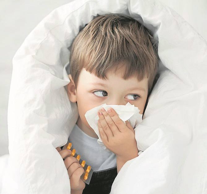 Na infekcje górnych dróg oddechowych najczęściej chorują dzieci, ale także seniorzy. Taką chorobę powinno się wyleżeć w łóżku