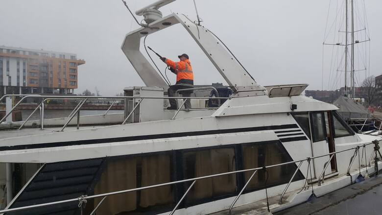 Jacht motorowy Claudia stojący i niszczejący od kilku lat w gdańskiej marinie ma nowego właściciela.  Został nim Adam Otrompka