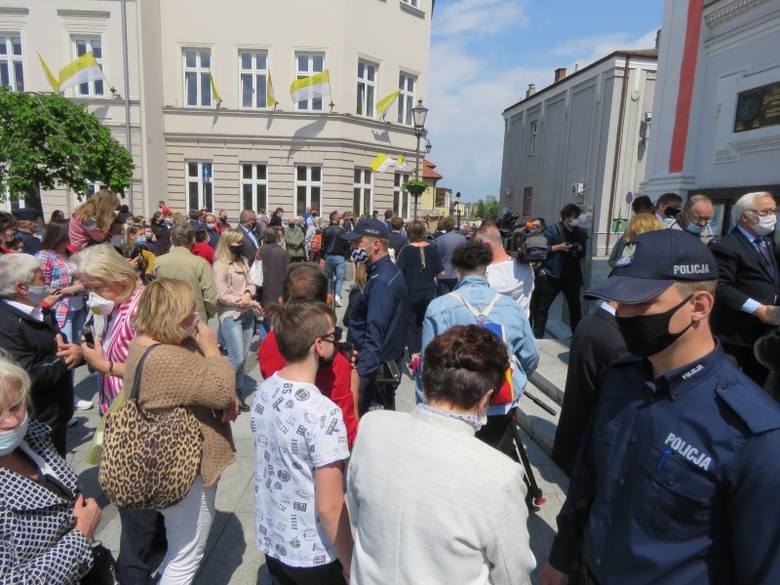 Setna rocznica urodzin Jana Pawła II w Wadowicach. Wierni zgromadzili się przed bazyliką. Musiała wkroczyć policja. Początkowo ludzie starali się trzymać