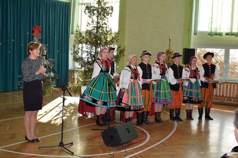 Ksiądz biskup Osial na szkolnej wigilii w ZSP nr 2 w Łowiczu (Zdjęcia)