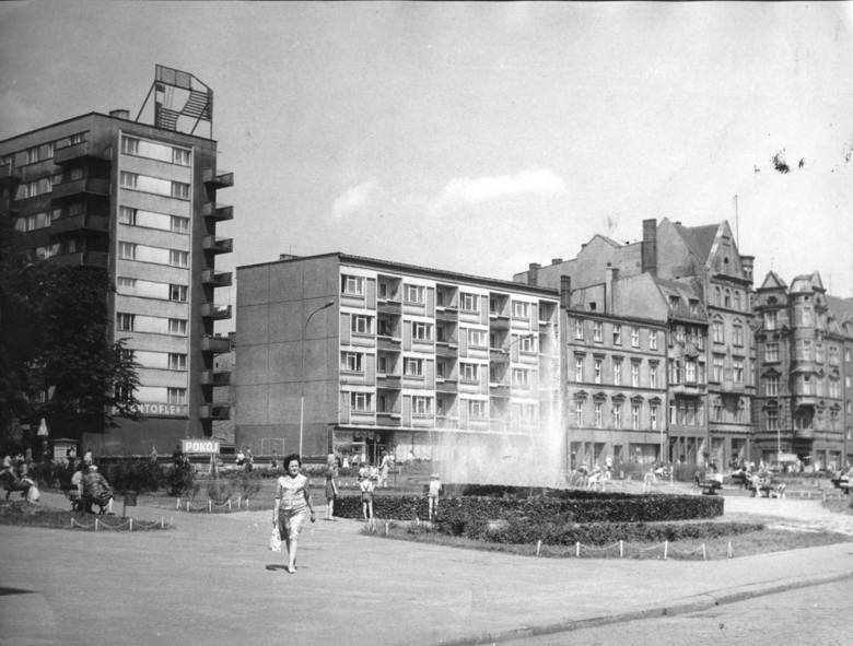 Plac Poli Maciejewskiej, czyli bytomski rynek, lata 60. W miejscu, gdzie na zdjęciu sprzed lat jest zieleń i fontanna, dzisiaj latem rozkładają się ogródki piwne. Na starym zdjęciu nie ma też jeszcze pawilonu, w którym jest bank.