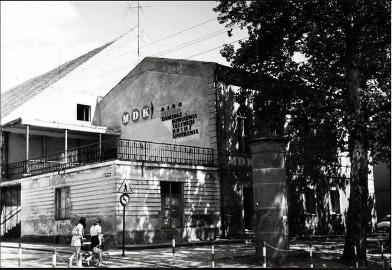 Powiatowy Dom Kultury w Gubinie (po likwidacji powiatu gubińskiego w 1961 roku - Miejski Dom Kultury). Mieścił się w okolicach dzisiejszej ulicy Różanej, ówczesnej ul. Wilhelma Piecka. Mieściło się tam między innymi kino "Koral".