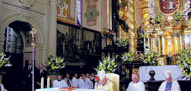 Jan Paweł II wręczył Matce Bożej Kalwaryjskiej złotą różę.