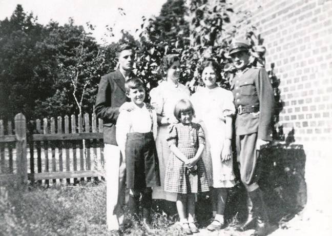 Zdzisław Gierliński z rodziną. Fotografia pochodzi z kolekcji śp. Jędrzeja Tucholskiego, autora książki „Mord w Katyniu”.