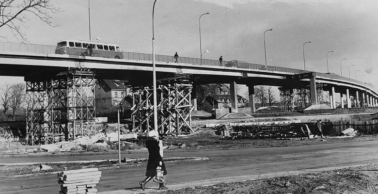 Wiadukt wzdłuż ulicy Wojska Polskiego, wiadukty Warszawskie, most Bernardyński, kładka Esperanto... Codziennie jeździmy i chodzimy w tych miejscach. <br /> <br /> <strong>Zapraszamy Was w podróż kilkadziesiąt lat wstecz</strong> - zobaczcie na archiwalnych zdjęciach, jak budowano/lub remontowano...