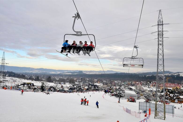 Na szczęście miłośnicy zimowej zabawy nie muszą daleko jechać, by pośmigać na nartach. Polskie ośrodki narciarskie oferują stosunkowo najniższe ceny