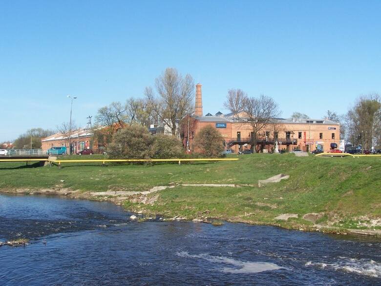 Choć miasto znane jest jako malownicze położone uzdrowisko, nad rzeką Jeziorką, a dawniej znane było także ze względu na produkcję papieru, to obecnie