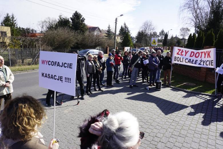 W Puszczykowie i w Poznaniu, gdzie zakon chrystusowców ma swoje siedziby, organizowano manifestacje wzywające Kościół do wycofania kasacji. Prawnicy