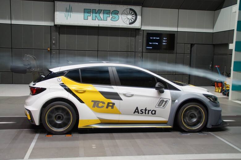 Opel Astra TCR W porównaniu z seryjną krewniaczką Astrę TCR poszerzono do 1950 milimetrów — na więcej nie pozwala regulamin wyścigów. Zmodyfikowano również