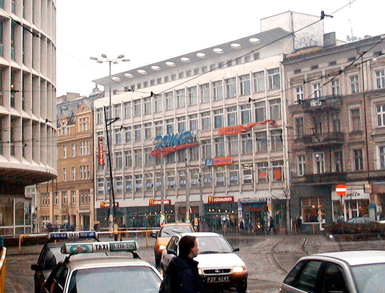 Tak wyglądał Poznań w roku 2000. Pamiętacie takie miasto? Wybierzcie się z nami w podróż do przeszłości, oglądając zdjęcia archiwalne w naszej galerii. <br /> <br /> <br /> <strong>Kolejne zdjęcie --></strong><br /> <br /> <br /> <br /> 