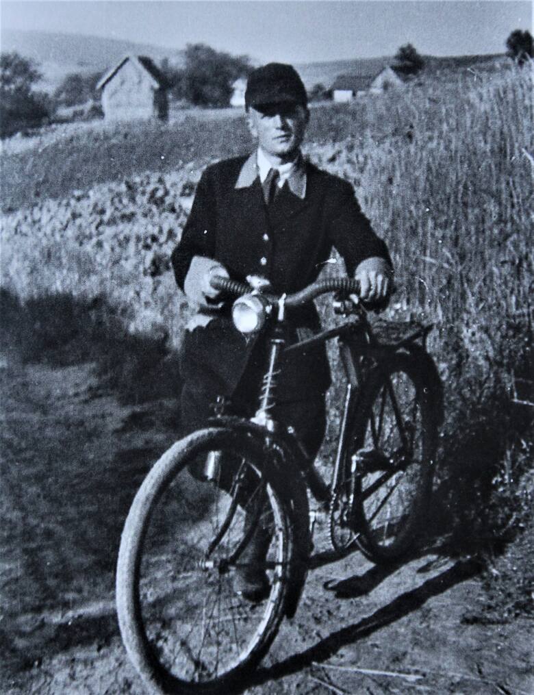 Kolonista przy rowerze. Zdjęcie w czasie II wojny światowej wykonali w okolicach Skierbieszowa: Teodozja lub Wincenty Podolakowie