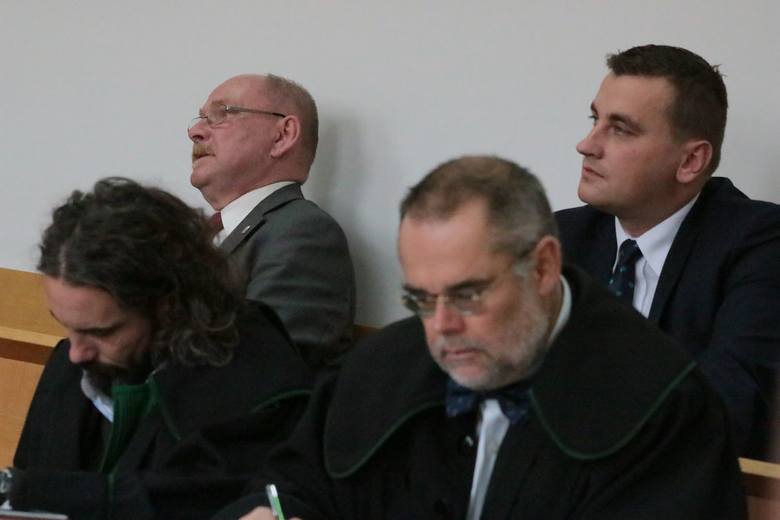 Na ławie oskarżonych w międzyrzeckim sądzie (z tyłu): starosta międzyrzecki Grzegorz Gabryelski i wójt Przytocznej Bartłomiej Kucharyk. Na pierwszym