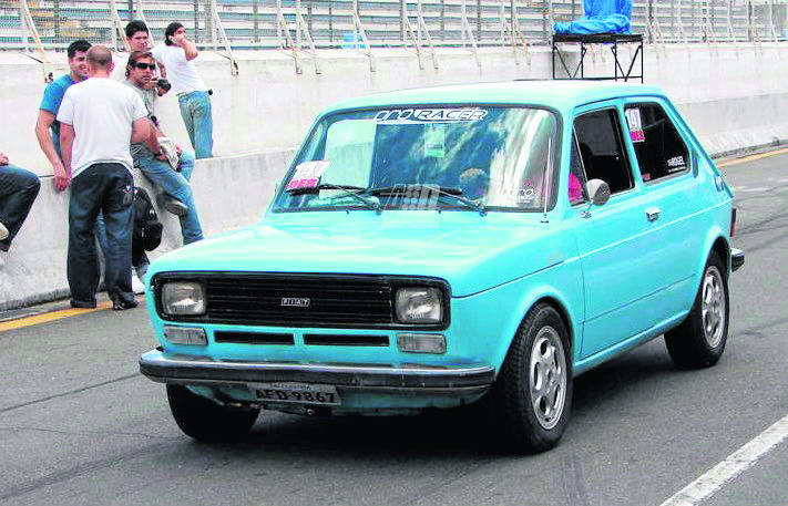 Od tego auta zaczęła się obecność Fiata w Brazylii: model 147 z połowy lat 70. Fot: digitalracing.com.br