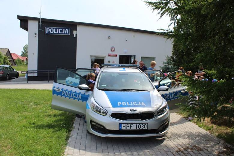 Przedszkolaki odwiedziły posterunek policji w Nieborowie [ZDJĘCIA]