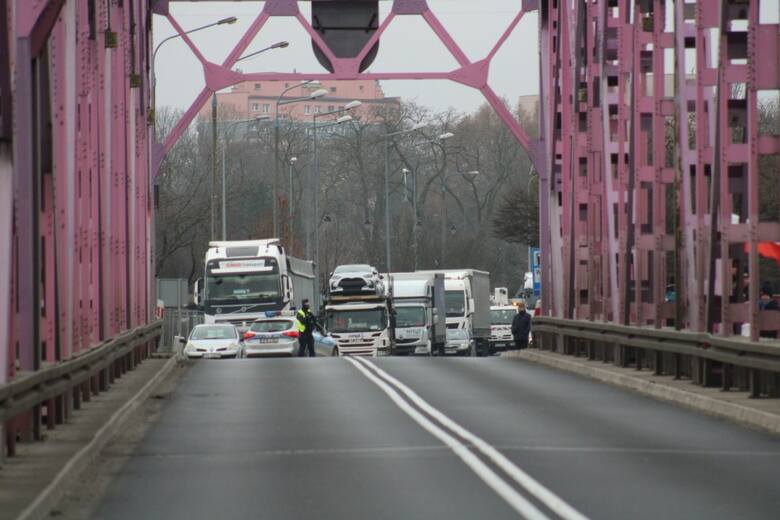 Ciągniki zablokowały most Tolerancji