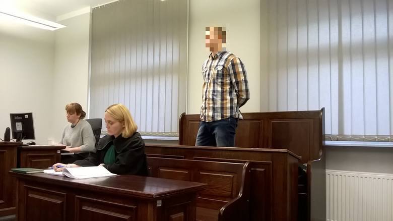 W styczniu 2018 roku Bartosz B. usłyszał wyrok miesiąca więzienia za znęcanie się nad tygrysem syberyjskim w poznańskim zoo. Sąd uznał, że mężczyzna popełnił przestępstwo strasząc i drażniąc tygrysa kijem.<br /> <br /> Bartosz B. był oskarżony o to, że 1 mają 2016 roku wdarł się na teren...
