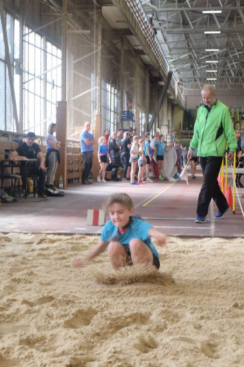 Młodzi lekkoatleci Tempa Kęty mieli powody do radości podczas halowych mistrzostw Małopolski