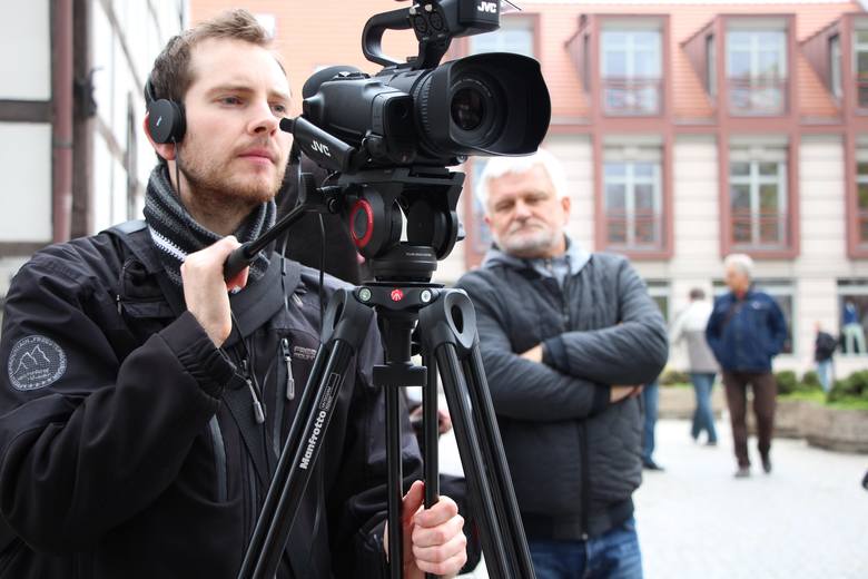 Redakcja "Gazety Lubuskiej" przez cały dzień dokumentowała to, co dzieje się na planie filmowym. Za kamerą: Michał Korn, w tle: Dariusz Chajewski.