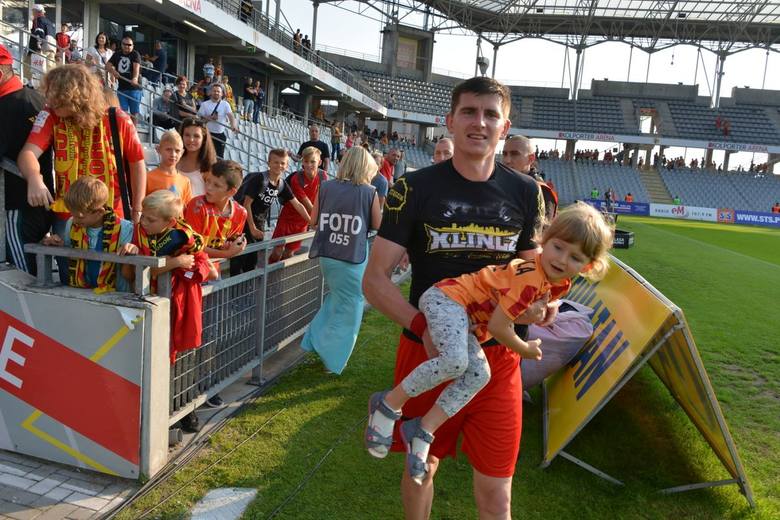 Jacek Kiełb wykonał rundę honorową po boisku z córką Nikolą
