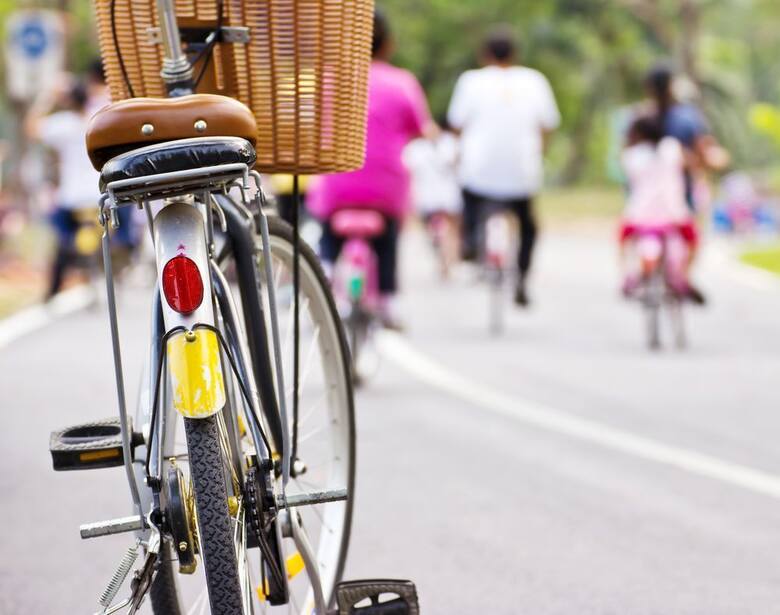 Uczestnikami ruchu są wszyscy, którzy korzystają z dróg, czyli kierowcy, ale także rowerzyści i piesi. Dla wspólnego bezpiecznego ważne jest, aby każdy