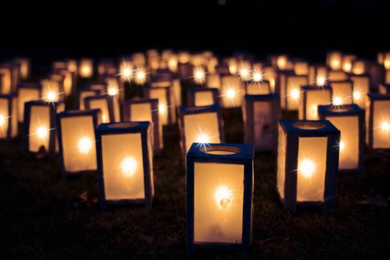 Lampiony mają wskazywać drogę powrotną duchom zmarłych przodków.